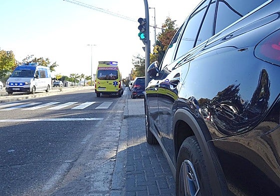 Raspón en el lateral del turismo contra el que chocó el ciclista en la calle Ciudad de la Habana y la ambulancia en la que ha sido atendido.