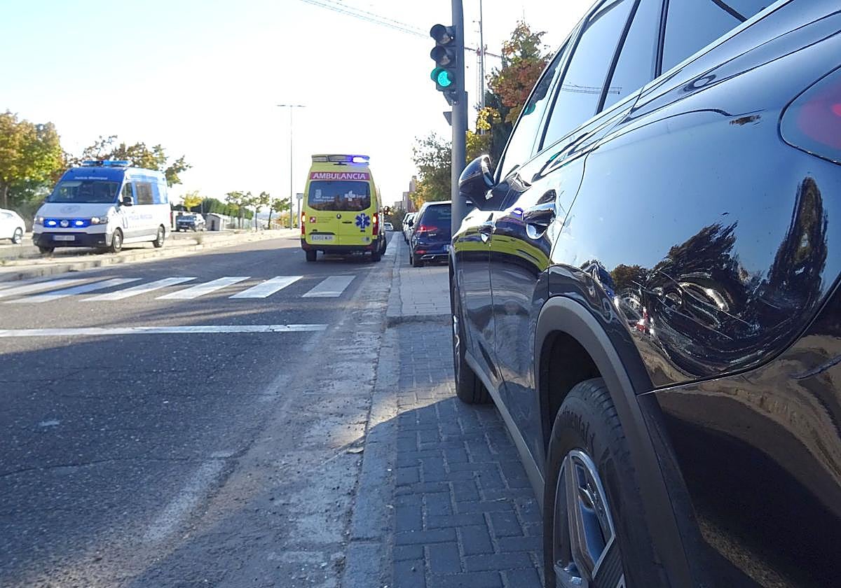 Raspón en el lateral del turismo contra el que chocó el ciclista en la calle Ciudad de la Habana y la ambulancia en la que ha sido atendido.