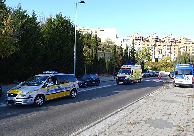 Los agentes y la ambulancia, antes del traslado del herido, en el lugar del siniestro.