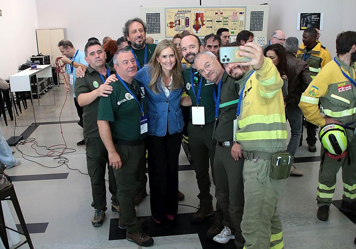 Sara Aagesen, ministra de Transición Ecológica, se hace un selfi con los bomberos forestales en Ponferrada, este martes.