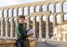 Lorenzo Rosania muestra su último libro, 'Plus Ultra. Un libro de viajes poco convencional'.