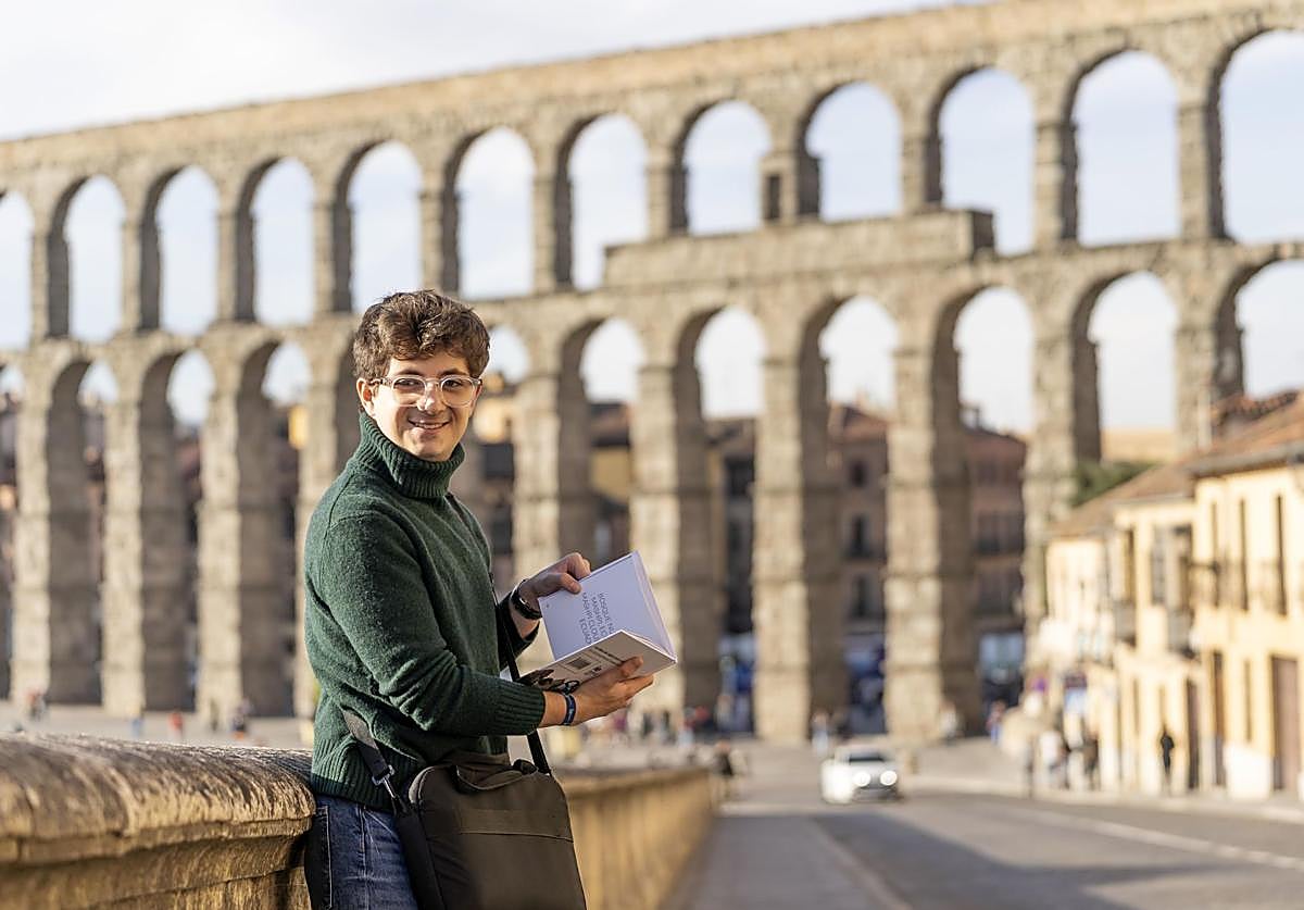 Lorenzo Rosania muestra su último libro, 'Plus Ultra. Un libro de viajes poco convencional'.