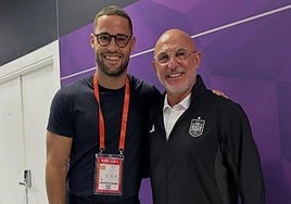 Mario Suárez, con Luis de la Fuente, en los pasillos de Zorrilla.
