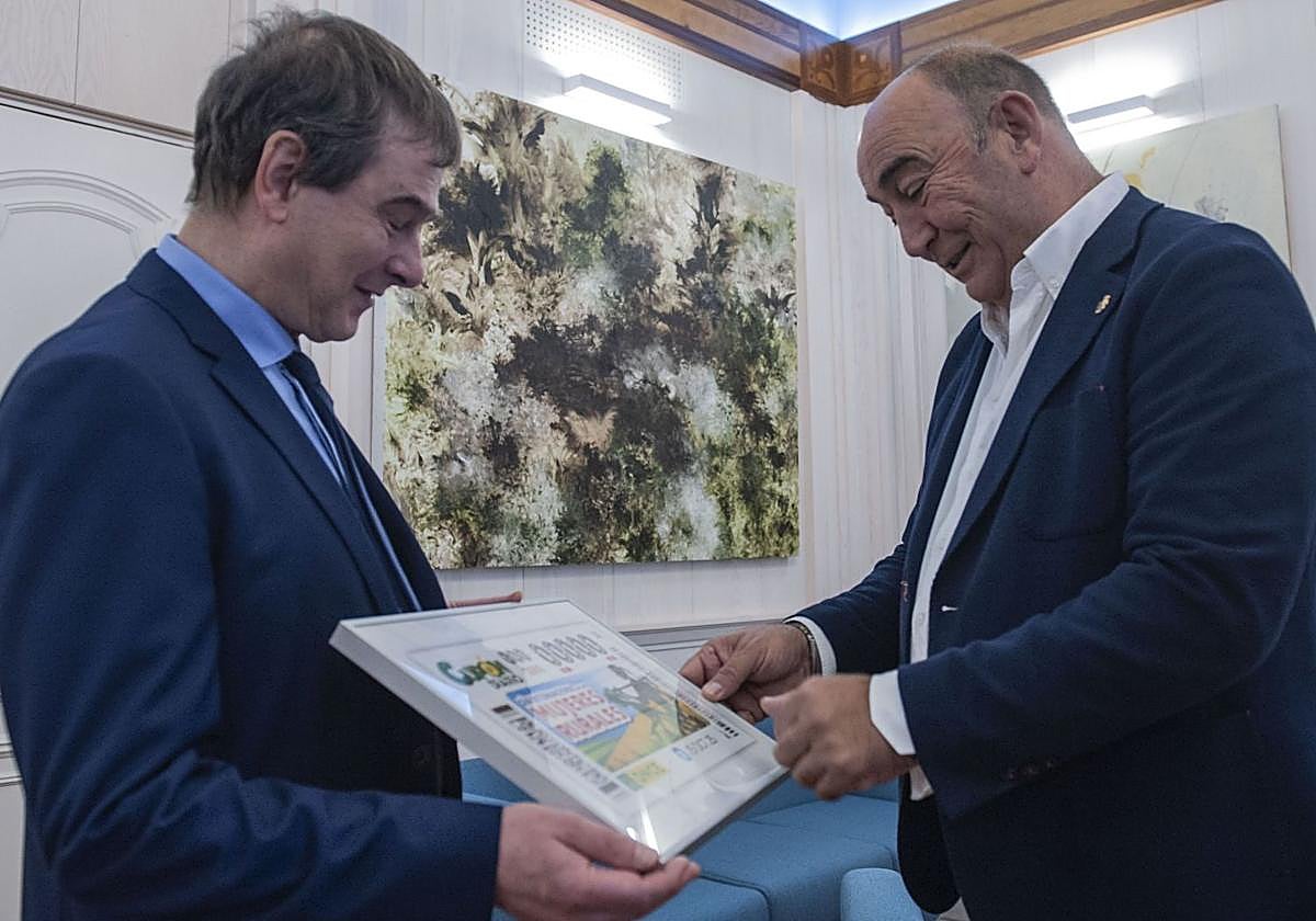 Claudio Congosto (ONCE) presenta el cupón con el presidente de la Diputación, Miguel Ángel de Vicente.