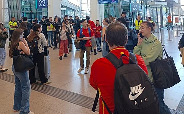 Usuarios ataviados con la camiseta de la Selección Española aguardan en Chamartín noticias para poder viajar hasta Valladolid.