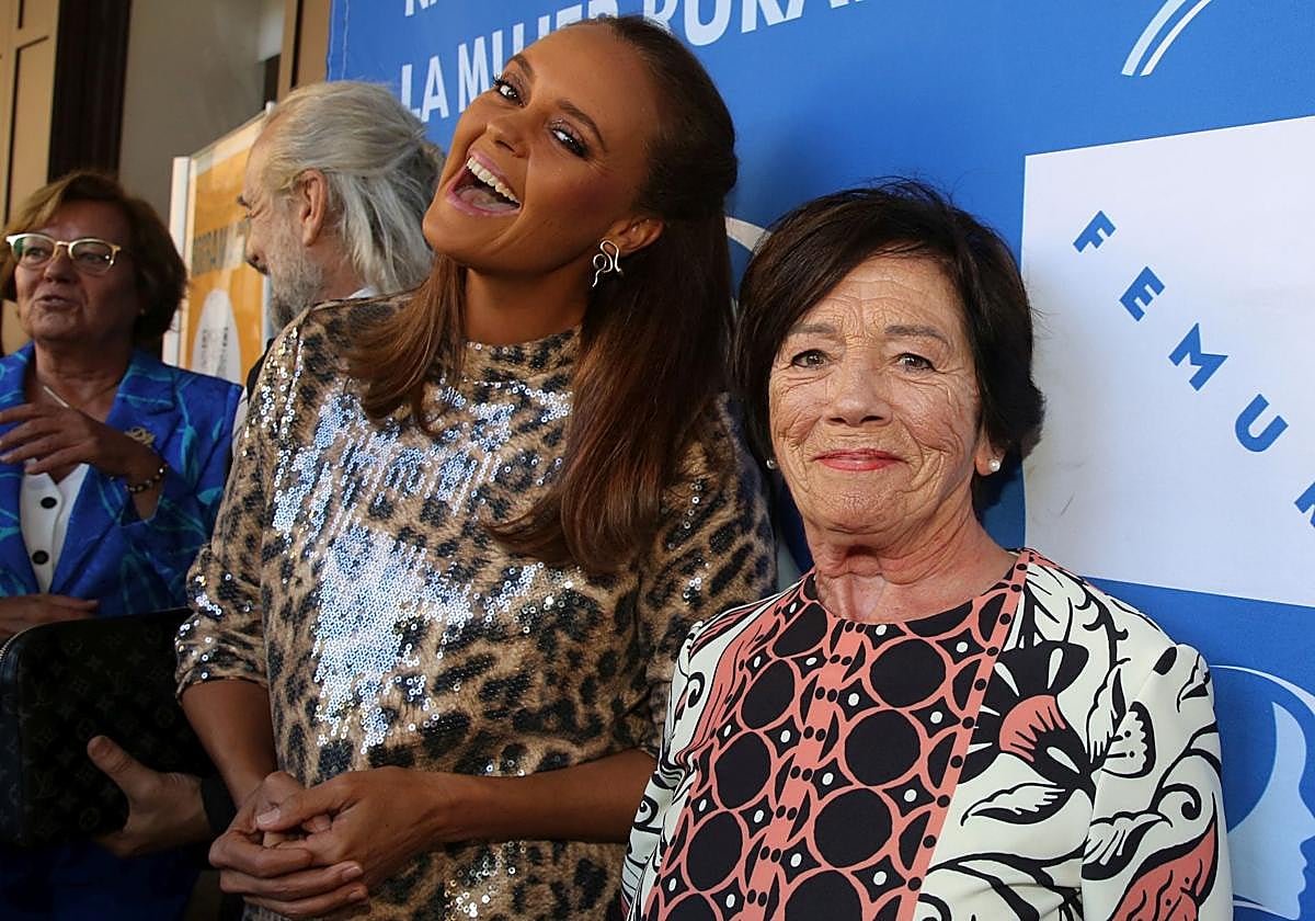 Petra García posa junto a Shaila Dúrcal, también premiada en la gala de Segovia.