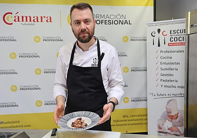 Raúl del Moral con su plato recién terminado en la Escuela Intenarcional de Cocina