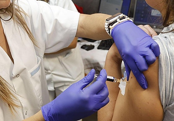 Una enfermera vacuna a una persona en Palencia.