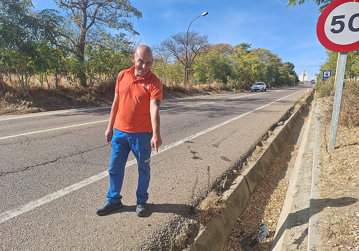 Luis Antonio Martín señala el lugar donde atendió al conductor junto a la N-601 a su paso por Rioseco