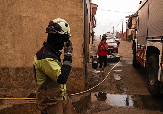 Un Bombero trabajando en las labores de extinción de un incendio en Zamora.