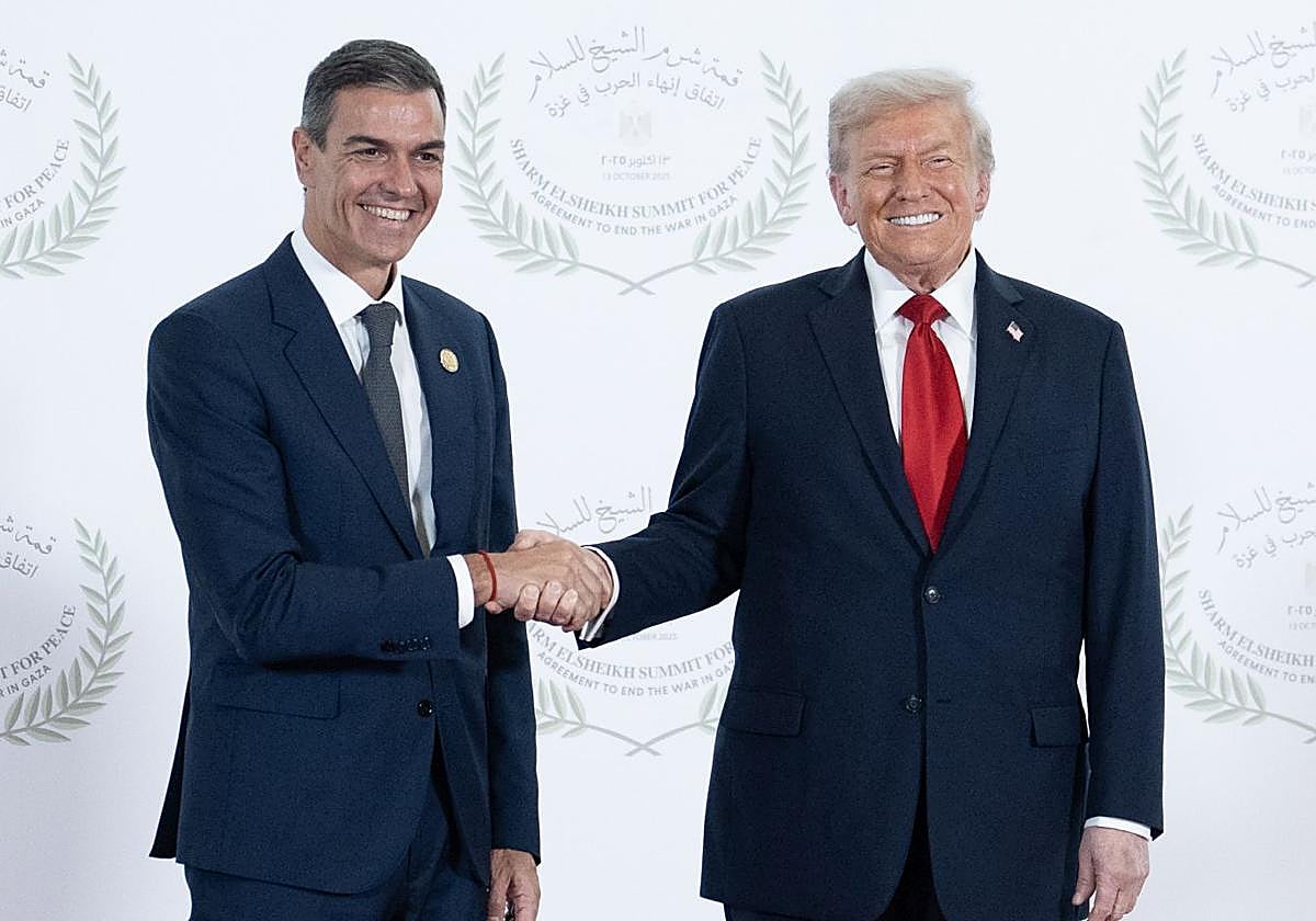 Pedro Sánchez y Donald Trump se saludan en Egipto antes de la firma del acuerdo de paz para Gaza.