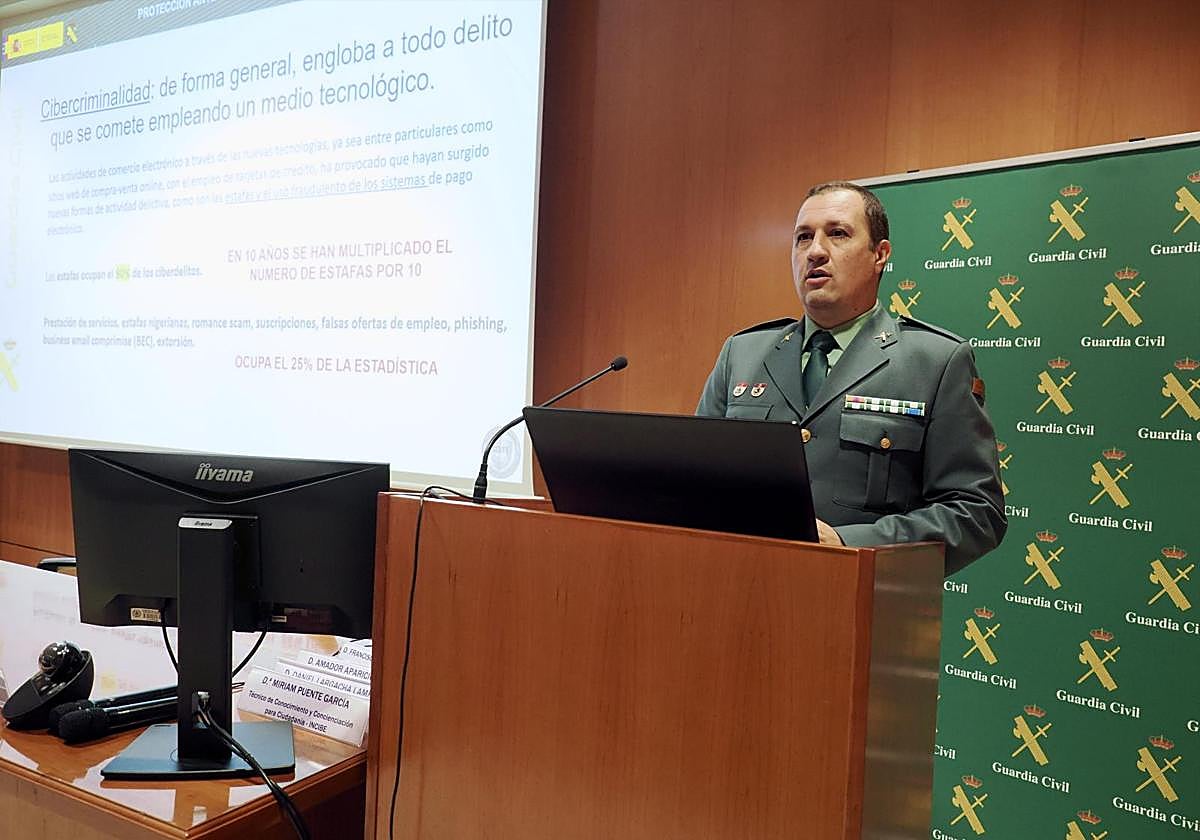 José Carlos Lázaro, del Equipo de Delitos Tecnológicos de la Comandancia Valladolid, durante las jornadas sobre ciberseguridad en la UVA.
