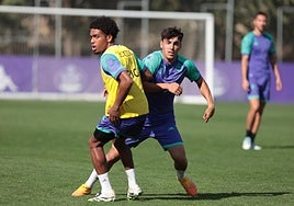 Kole trata de zafarse de la marca de Julien Ponceau (con peto amarillo) durante el partido de entrenamiento entre titulares y suplentes disputado este miércoles en los Campos Anexos