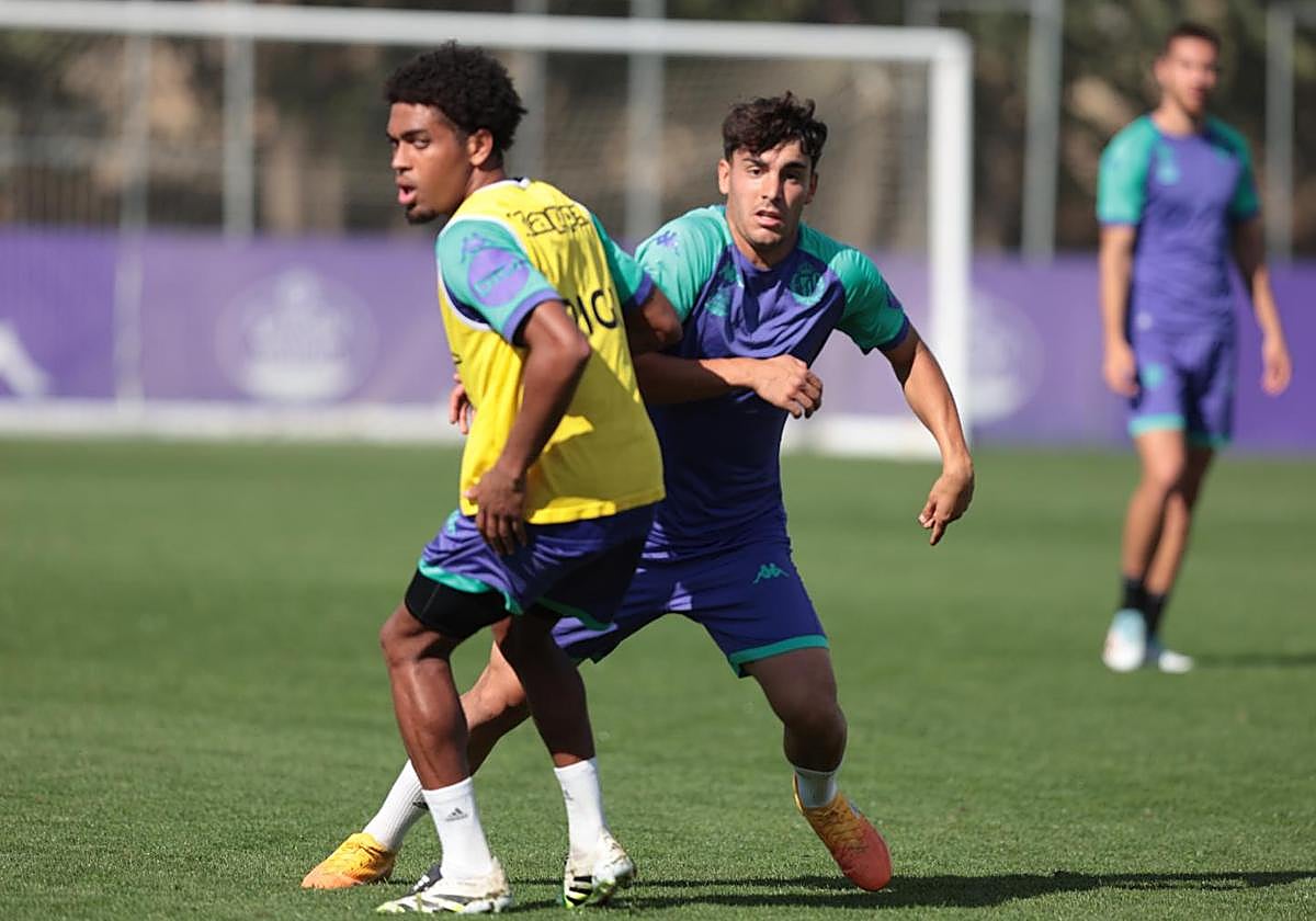 Kole trata de zafarse de la marca de Julien Ponceau (con peto amarillo) durante el partido de entrenamiento entre titulares y suplentes disputado este miércoles en los Campos Anexos