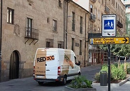 Vehículo accediendo a la zona peatonal controlada.