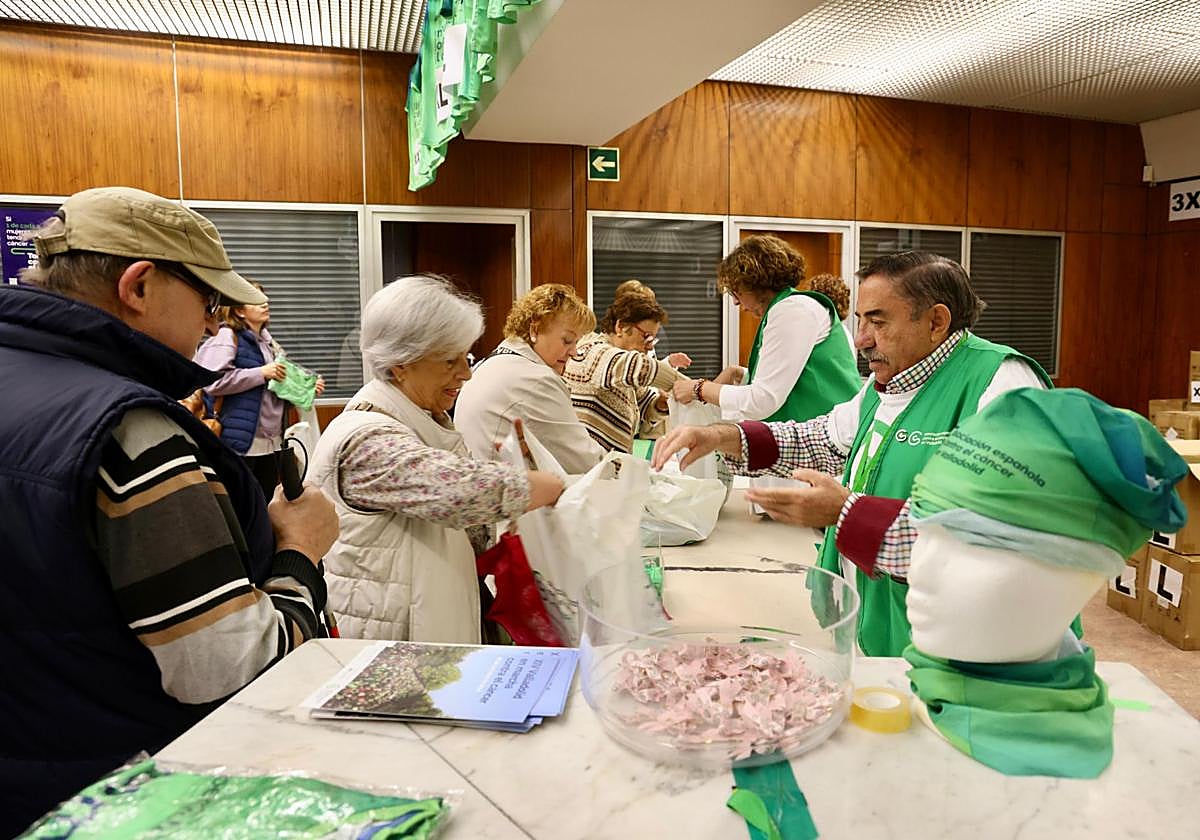Varias personas se inscriben este miércoles por la mañana para participar en la Marcha contra el Cáncer del próximo domingo 26.