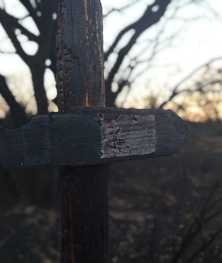 Imagen secundaria 2 - En Molezuelas de la Carballeda, el fuego se quedó a 150 metros del pueblo.