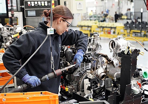 Una trabajadora en la planta de motores de Horse.