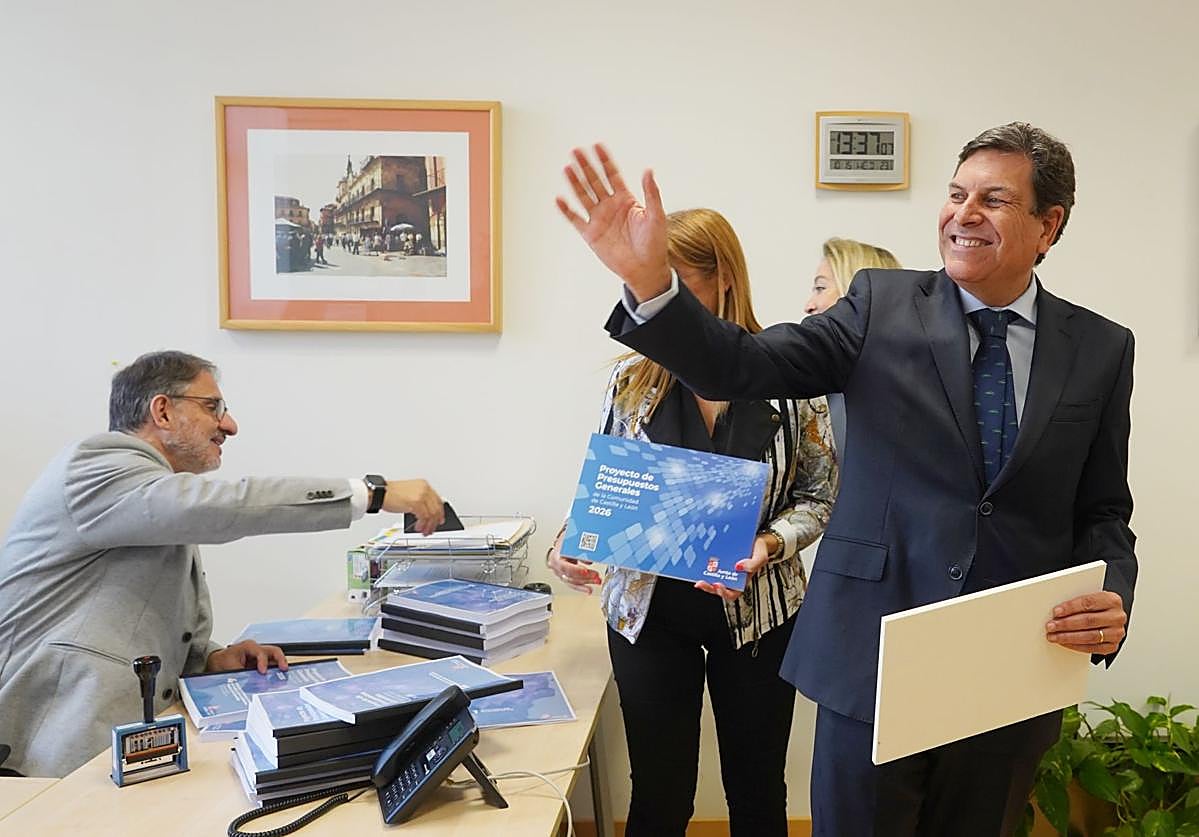 Carriedo saluda tras registrar el proyecto de presupuestos.