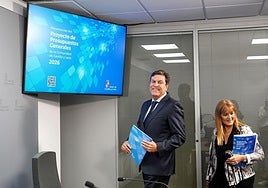 El consejero de Hacienda, Carlos Fernández Carriedo, y la directora general de Presupuestos, Maribel Campos, presentan el proyecto.