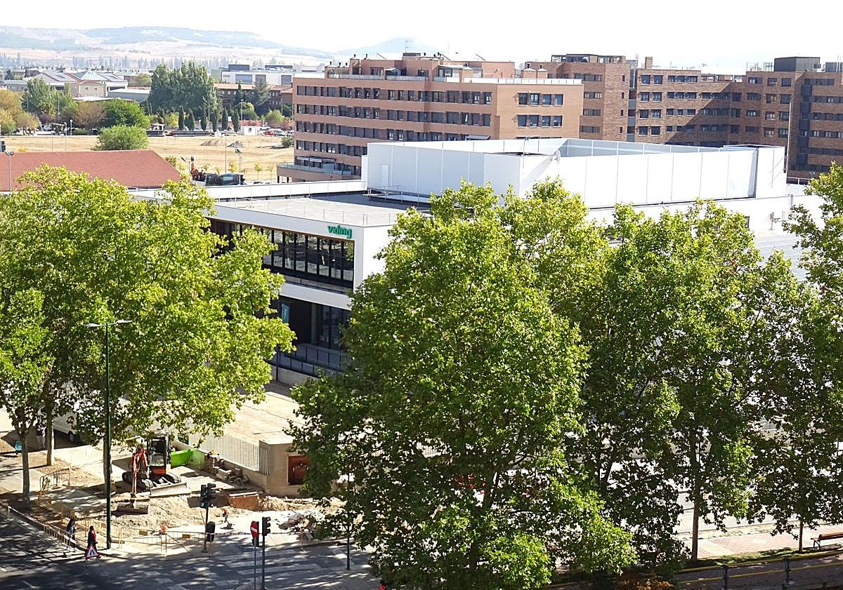 Imagen principal - El edificio principal del centro deportivo Viding de la avenida de Santander.
