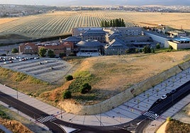 Vista del actual Hospital de Segovia tras la urbanización del entorno para su ampliación.
