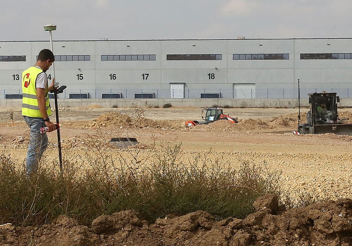 Obras de urbanización y desarrollo industrial en el polígono de Los Hitales, en Bernuy de Porreros.