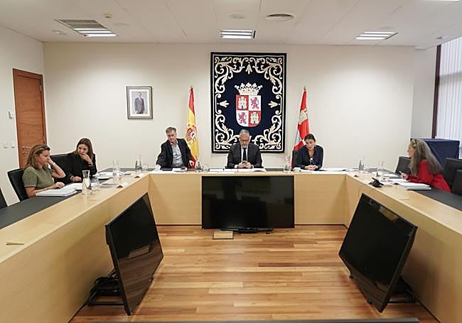 Mesa de las Cortes celebrada este miércoles. De izquierda a derecha, Fátima Pinacho (Vox), Rosa Esteban (PP), Francisco Vázquez (PP), Carlos Pollán (Vox), Ana Sánchez (PSOE) y la letrada mayor, Laura Seseña.