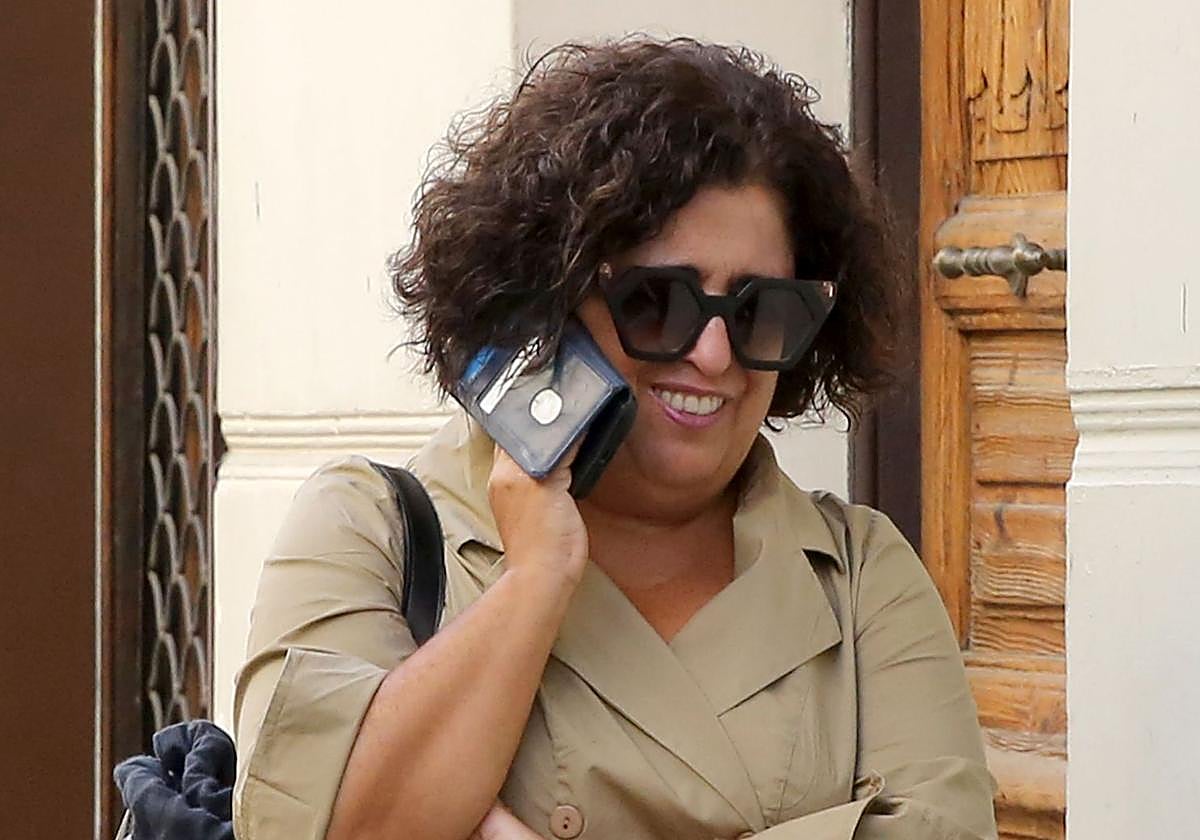 Rosalía Serrano contesta una llamada después de anunciar su dimisión.