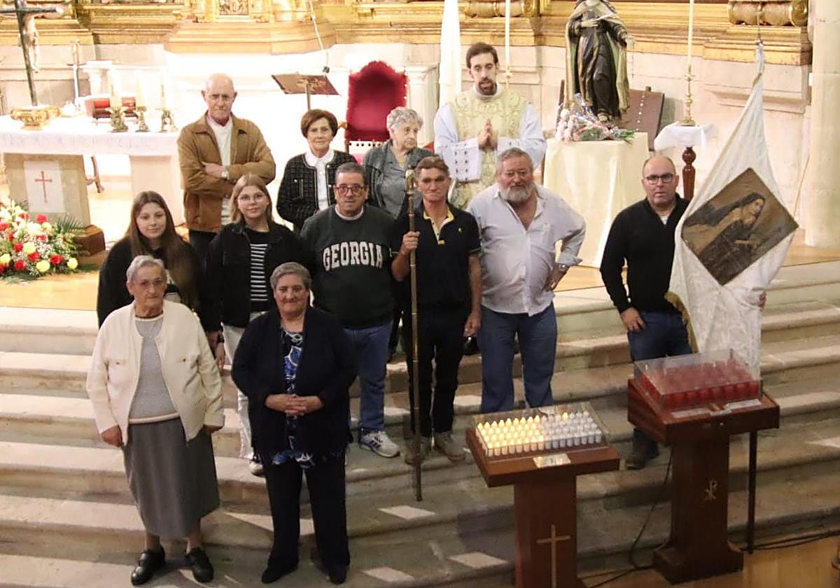 Hermanos de la cofradía, junto a la talla de Santa Teresa.