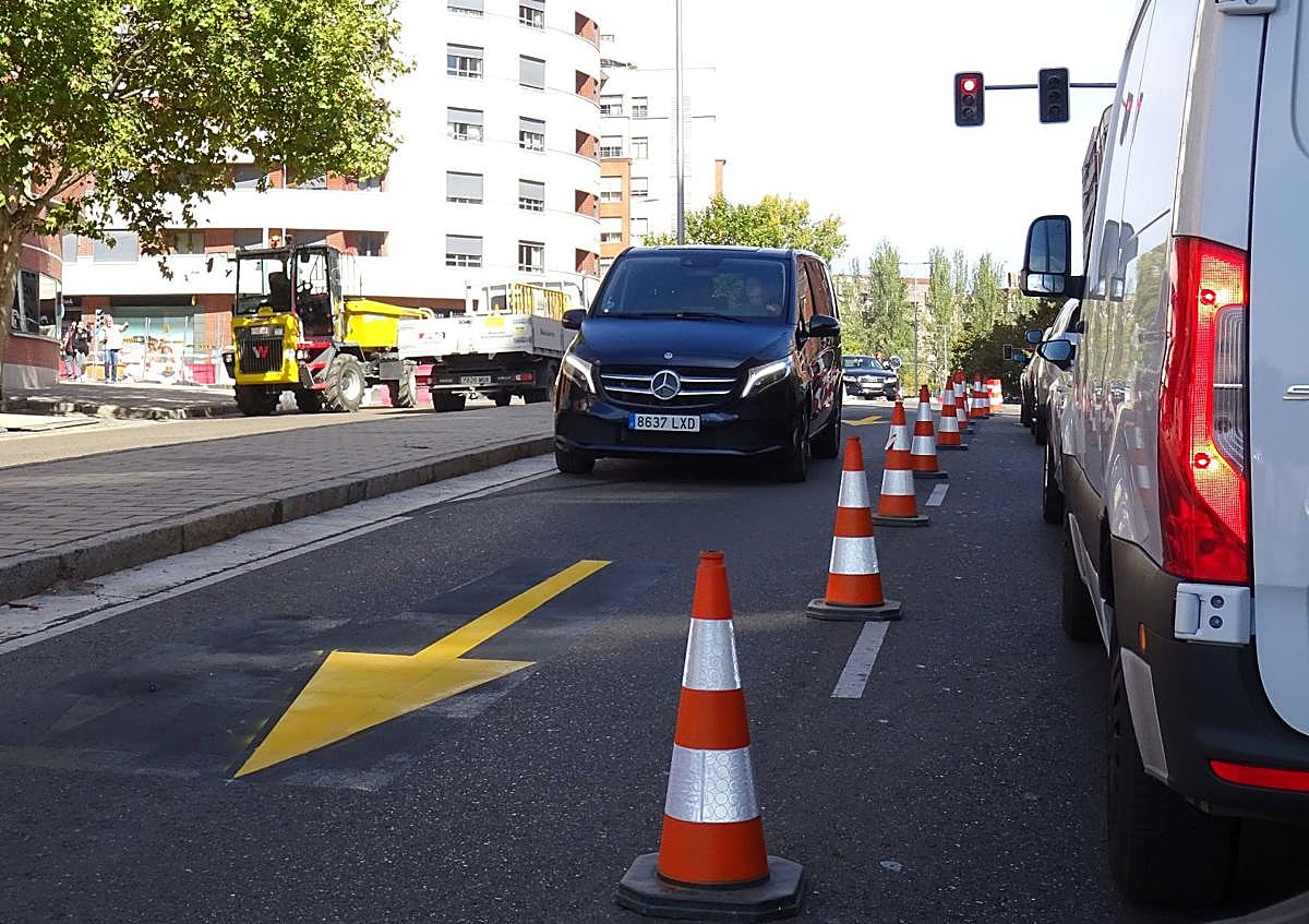 Imagen secundaria 1 - Arrriba, el embudo en el acceso a Parquesol por Ciudad de la Habana y, debajo a la izquierda, el carril reversible para salir del barrio habilitado en dicha vía. A la derecha, la señal que prohíbe aparcar en la margen de los números impares de Enrique Cubero.