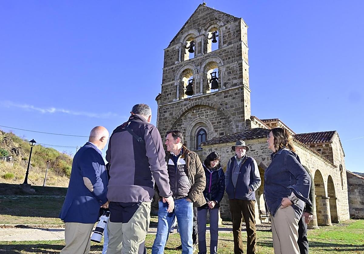 Visita de touroperadores de seis países, este miércoles a la iglesia de San Salvador de Cantamuda.