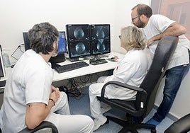 Radiólogos del Hospital Universitario Río Hortega de la Unidad de Mama revistan una mamografía.