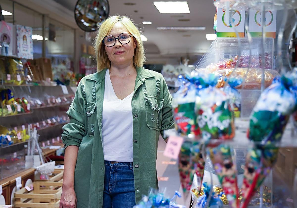 Imagen principal - Make, en la tienda. Y páginas de El Norte en 1952 y 1969.