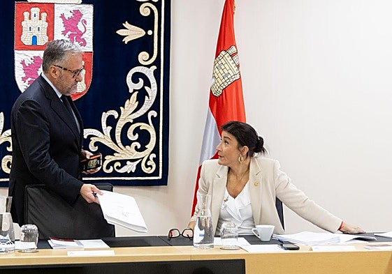 Carlos Pollán (Vox) y Ana Sánchez (PSOE), en la reunión de la Mesa de las Cortes, este jueves.