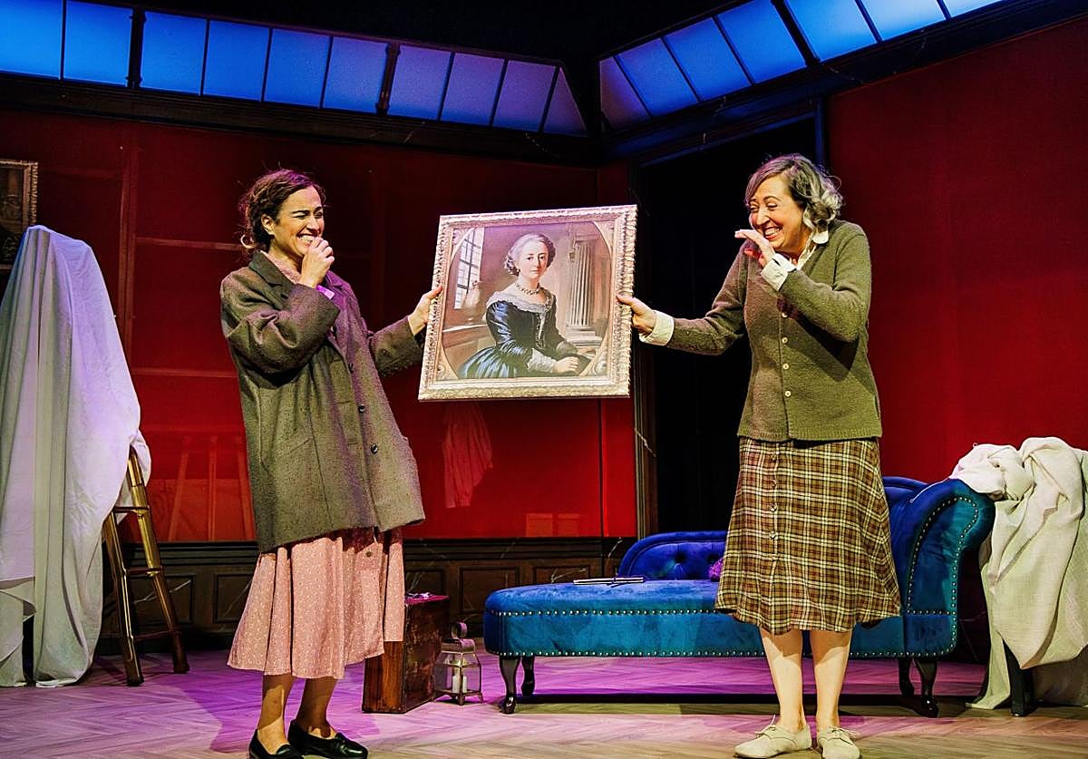 Alba Frechilla (derecha) y María Negro, de Valquiria Teatro.