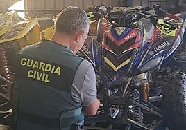 Un agente de la Guardia Civil, con el quad en cuestión.