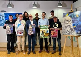 Promotores de las distintas actividades, junto al cartel de la fiesta (a la derecha).