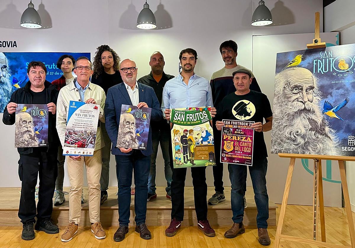 Promotores de las distintas actividades, junto al cartel de la fiesta (a la derecha).