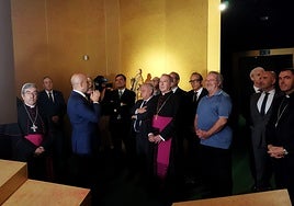 Las autoridades escuchan al comisariado científico de la exposición, Sergio Pérez, en la iglesia de San Cipriano.