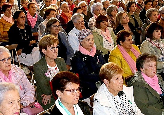 Asistentes al encuentro autonómico de personas con cáncer de mama celebrado este jueves en Segovia.