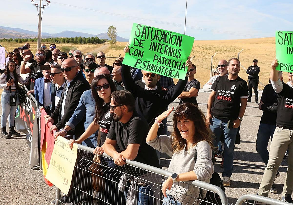Funcionarios de la cárcel de Segovia protestan el pasado septiembre en la visita de Marlaska.