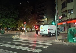 Un vehículo del servicio forense espera mientras se llevaba a cabo el levantamiento del cadáver.