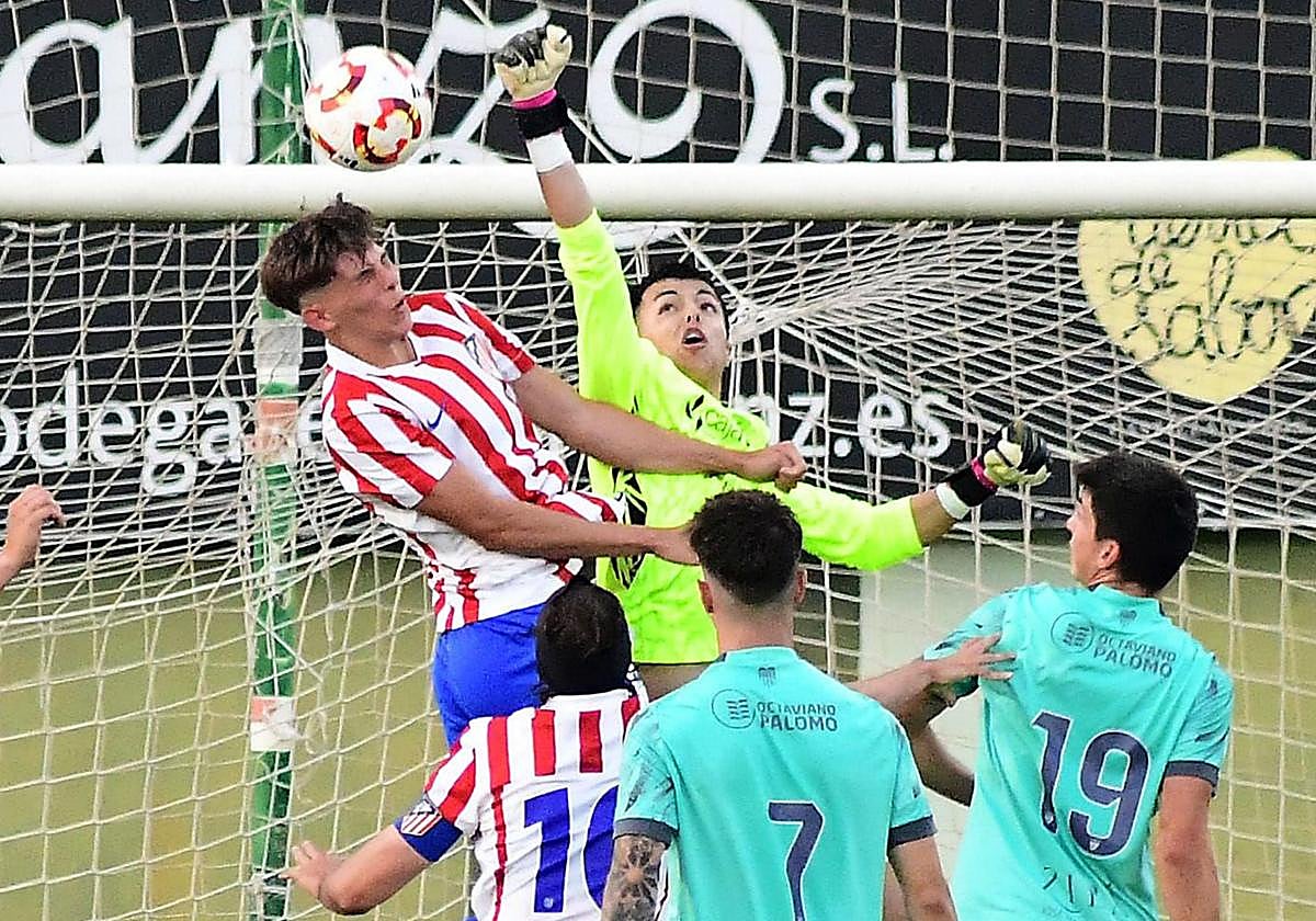 El meta Alejandro Postigo, en el partido que jugó este verano ante el Atlético.