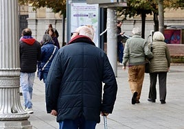 Personas mayores de paseo en la plaza Zorrilla de Valladolid.