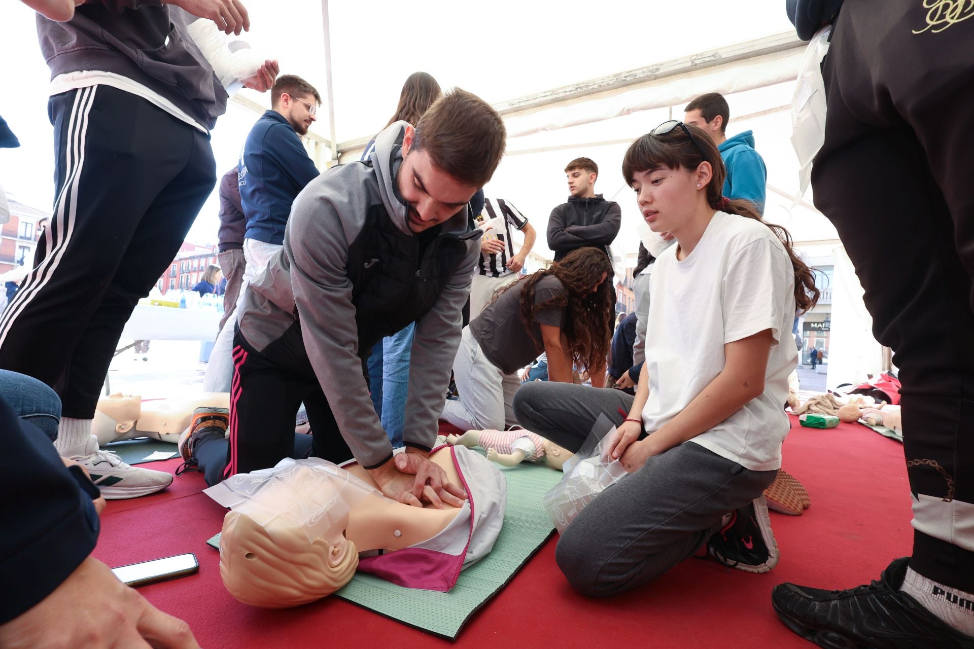 Las imágenes del taller de reanimación cardiovascular en la Plaza Mayor