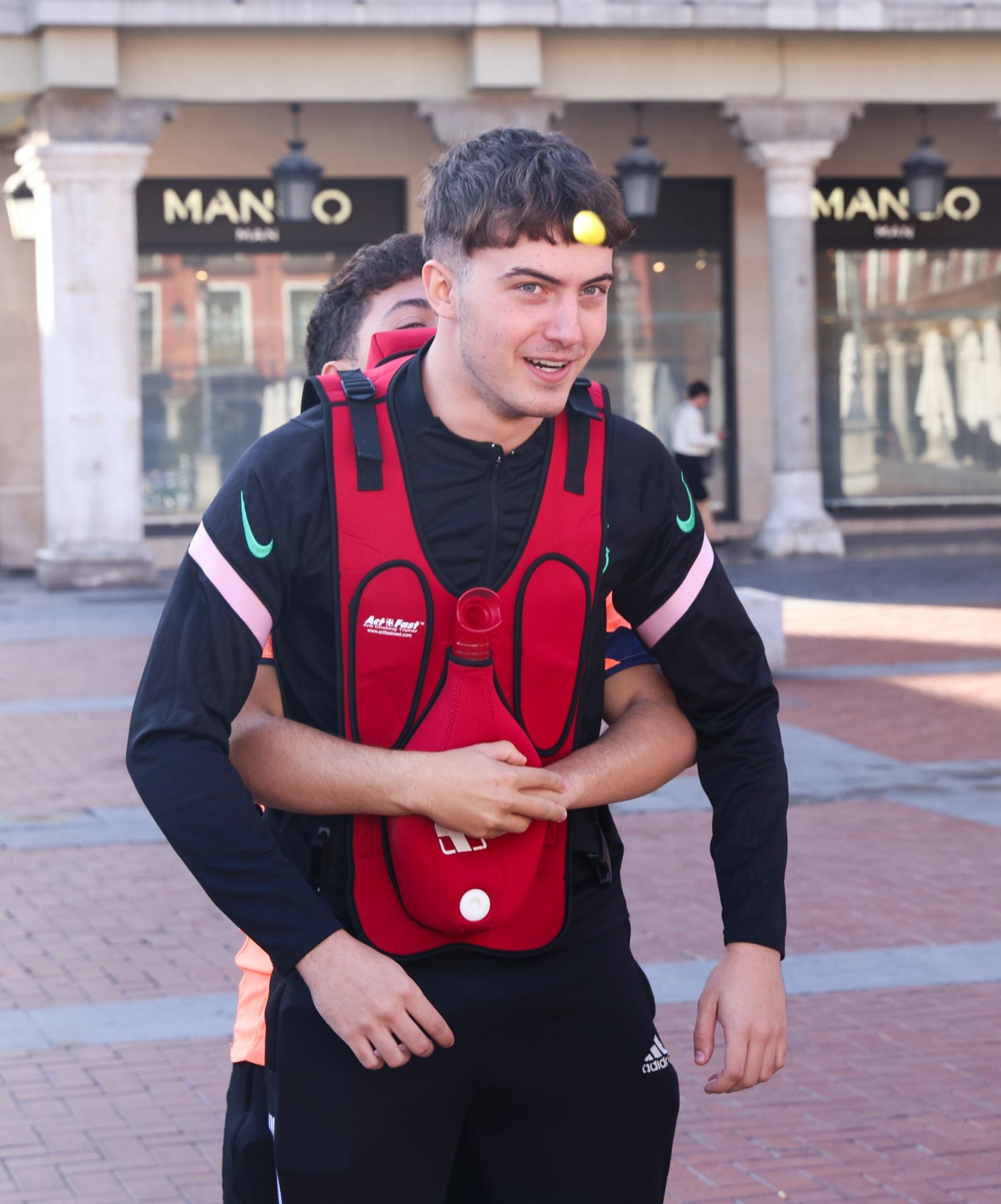 Las imágenes del taller de reanimación cardiovascular en la Plaza Mayor