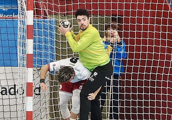 Juan Bar trata de sacar rápido el balón para jugarlo en el partido ante Logroño.