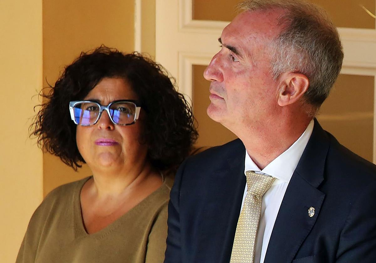 La concejala de Hacienda, Fondos Europeos y Contratación, Rosalía Serrano, que presentó su dimisión, junto al alcalde de Segovia, José Mazarías.