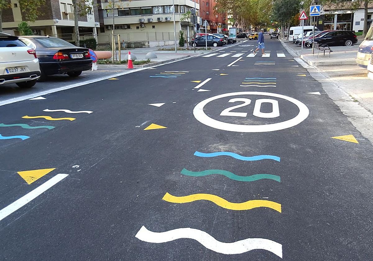 Nuevas marcas viales para reducir la velocidad en la calle Manuel Silvela, en torno al colegio Tierno Galván de Parquesol.
